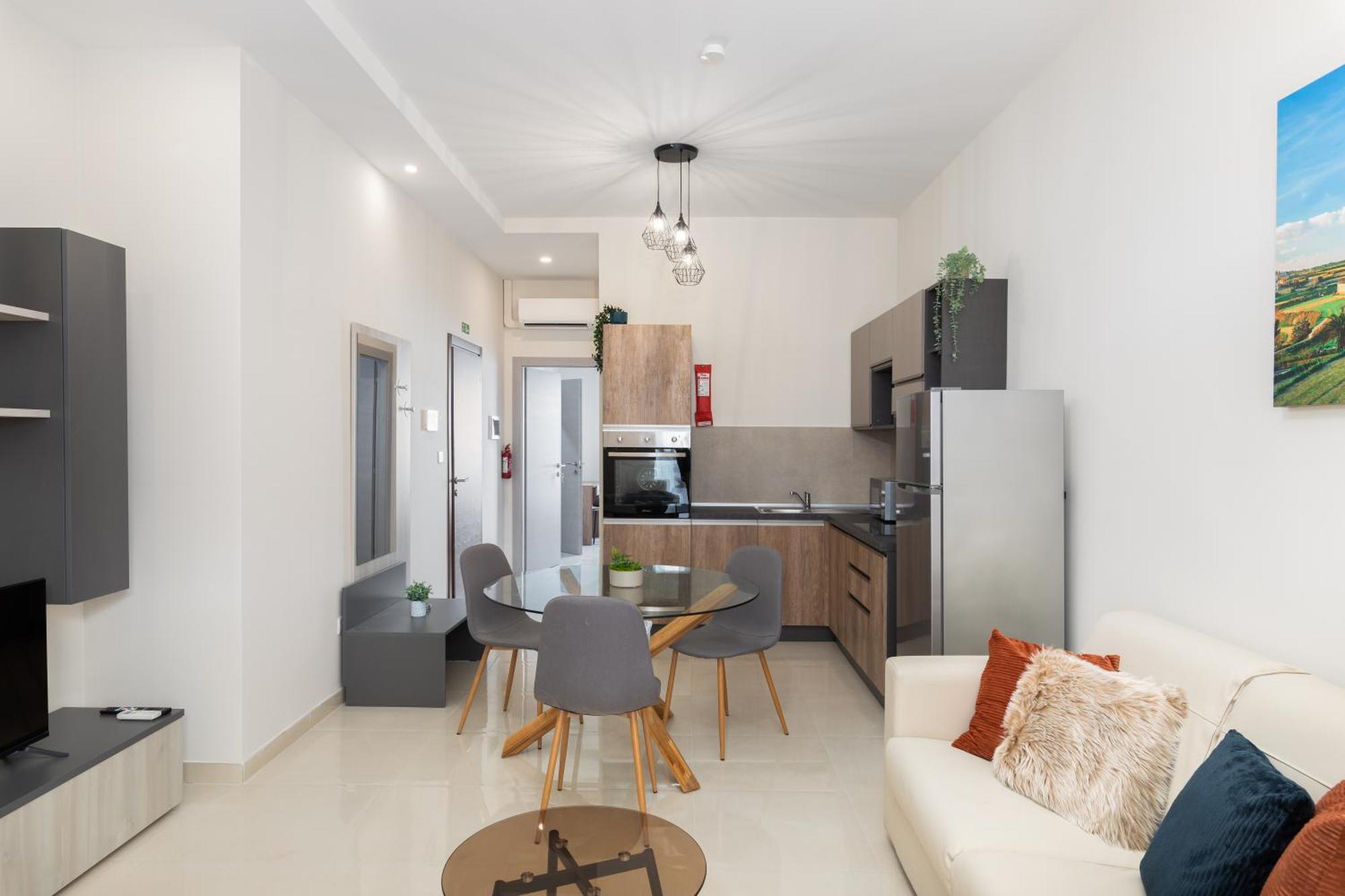 Modern 2bd With Maltese Balcony & Back Yard - Close To St Julian's & St Georges Bay & Sliema Promenade Gzira